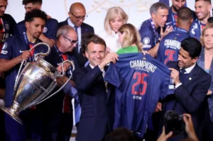 Niềm vui của Thierry Henry và Arsene Wenger